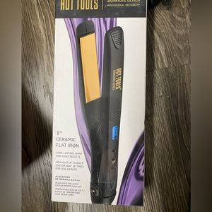 NIB HOT TOOLS Pro Signature Ceramic Digital Flat Iron, 1 inch